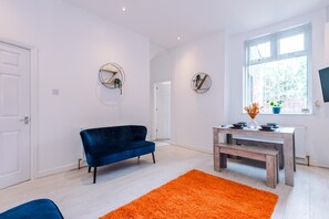 Living area - K Suites - Unique 4 bed House w/free parking (Oldham)