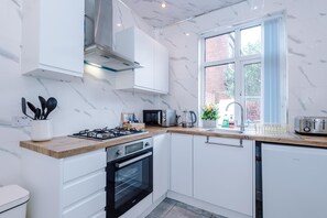 Private kitchen - K Suites - Unique 4 bed House w/free parking (Oldham)