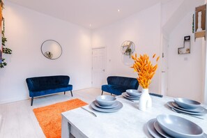 Interior - K Suites - Unique 4 bed House w/free parking (Oldham)