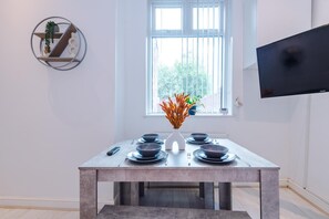Dining - K Suites - Unique 4 bed House w/free parking (Oldham)