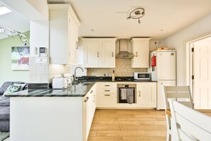 Private kitchen - K Suites – Family-Friendly 3-Bed Home – Sleeps 7 (London)