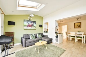 Living area - K Suites – Family-Friendly 3-Bed Home – Sleeps 7 (London)