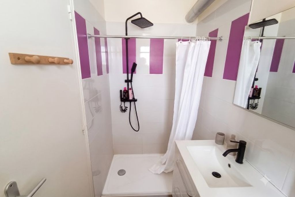 Ducha, toallas, jabón, papel higiénico