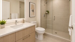 Ein modernes Badezimmer mit Waschbecken, Toilette und Dusche.