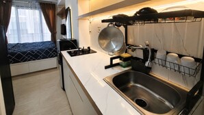 Quarto superior | Cozinha privada | Frigobar, cooktop, lava-louças, talheres/pratos/utensílios de cozinha