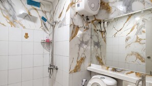 Quarto luxo | Banheiro | Chuveiro, produtos de toalete grátis, toalhas de banho, sabonete
