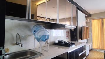 Una cocina moderna con lavavajillas integrado, un fregadero y una estufa.