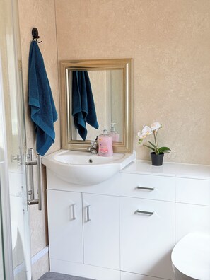 Bathroom - Stylish 7 person apartment close to Newcastle City Centre (Gateshead)