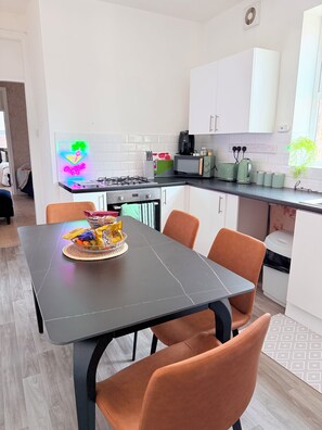 Dining - Stylish 7 person apartment close to Newcastle City Centre (Gateshead)