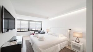 4 quartos, escrivaninha, ferros/tábuas de passar roupa
