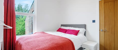 Iron/ironing board, bed sheets