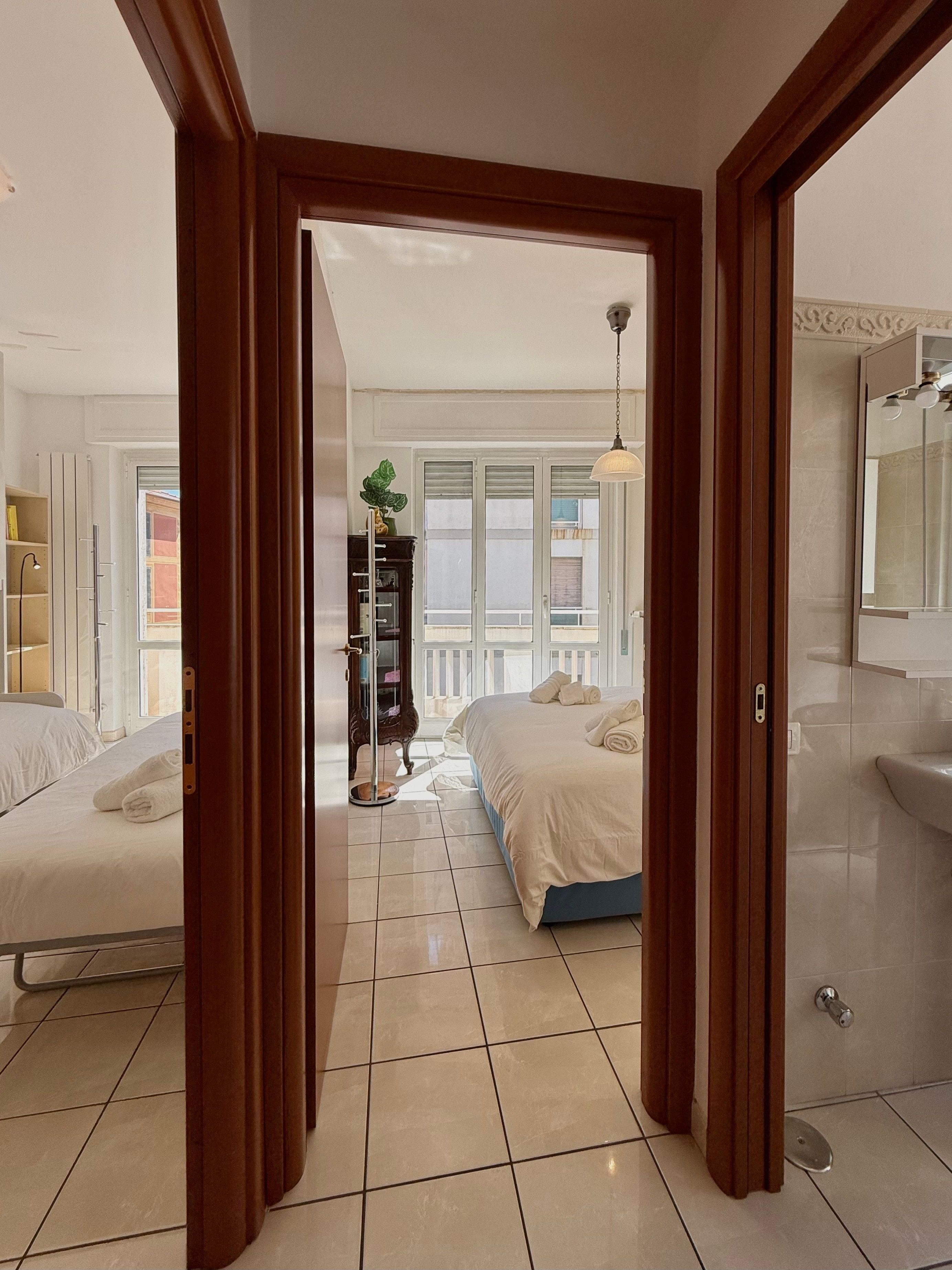 Tabla de planchar con plancha, wifi, ropa de cama