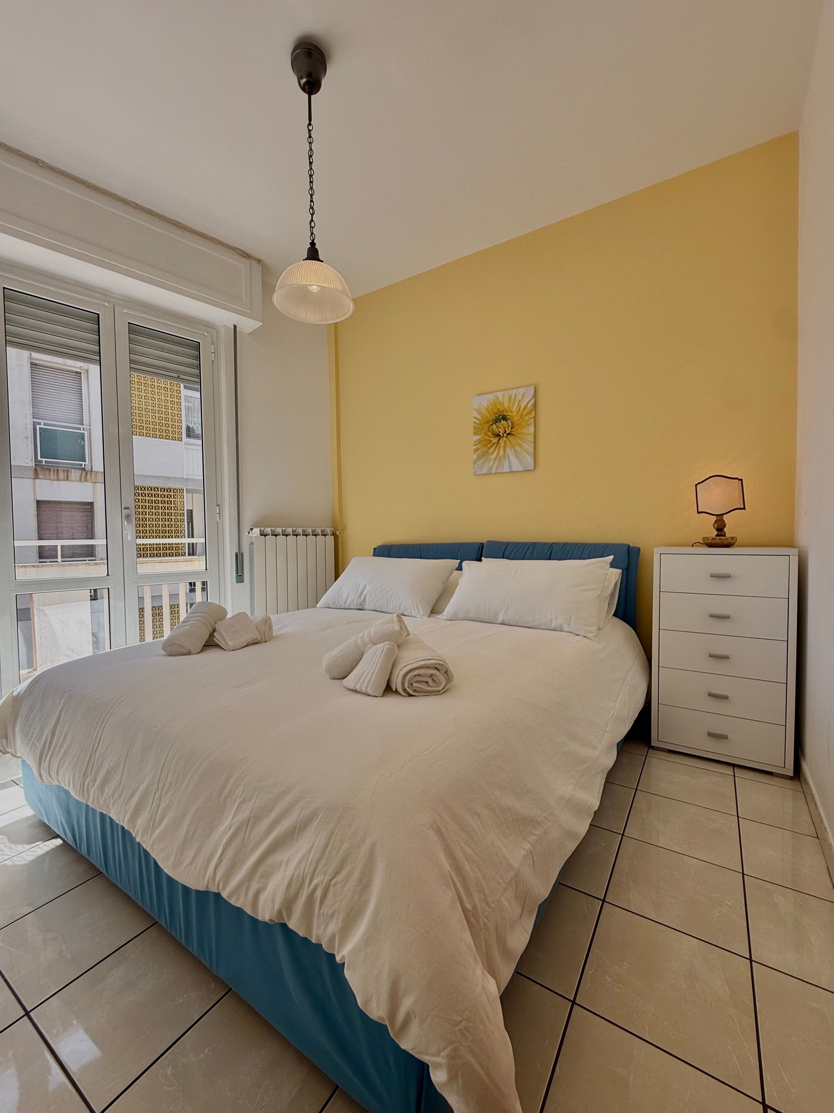 Tabla de planchar con plancha, wifi, ropa de cama