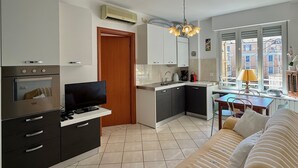 A compact living space with a kitchenette, a dining area, and a bed. - Apartment 'Casa Di Fiorentino' with Balcony, Wi-Fi and Air Conditioning (Sanremo)
