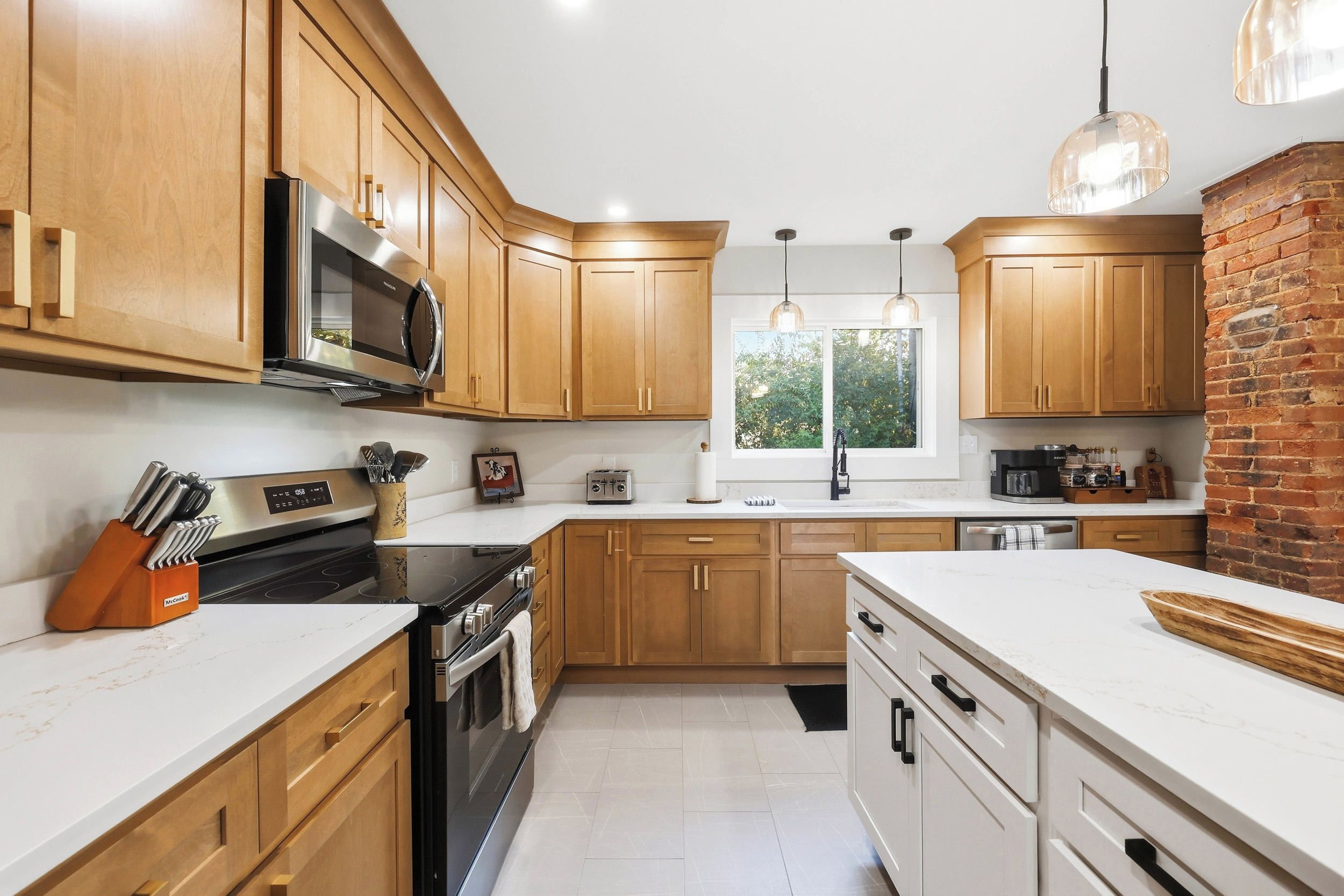Kitchen: Enjoy a welcoming kitchen and dining area with an easy flow, creating a comfortable space for preparing meals, sharing food, and gathering together.