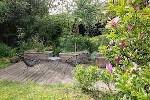 A wooden deck with two black wire chairs and a small table. - Rooms 2 & 3 Moulin Du Tourous (Plouédern)