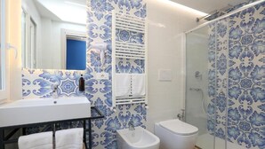 Phòng đôi tiện nghi đơn giản, ban công, quang cảnh sân vườn | Phòng tắm