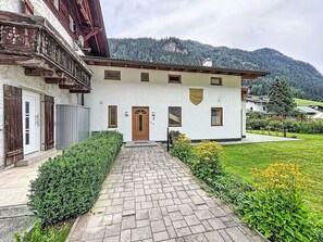A traditional chalet with a stone facade, a wooden balcony, and a well-maintained garden. - Stunning private villa for 10 guests with WIFI, TV and terrace (Vergötschen)