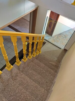 Eine Treppe mit gelben Wangen, die zu einer Zwischenebene führt.