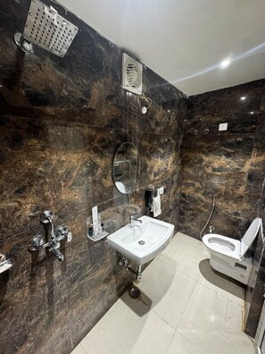 Deluxe Room | Bathroom - Hotel Skyrooms Inn (Varanasi)