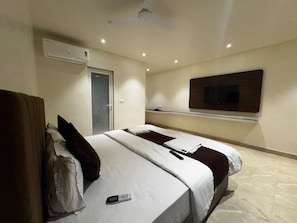 Deluxe Room - Hotel Skyrooms Inn (Varanasi)