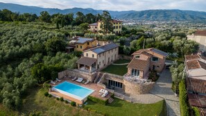 A large estate with multiple buildings, a swimming pool, and a view of the surrounding landscape. - Villa Altavista in Montecarlo (Montecarlo)