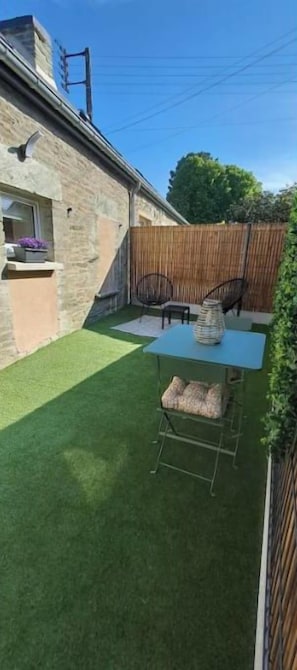 Outdoor dining - Vrbo Property (Normandie)