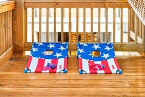 Zwei Sitzsäcke mit amerikanischem Flaggenmuster auf einer Holzterrasse.