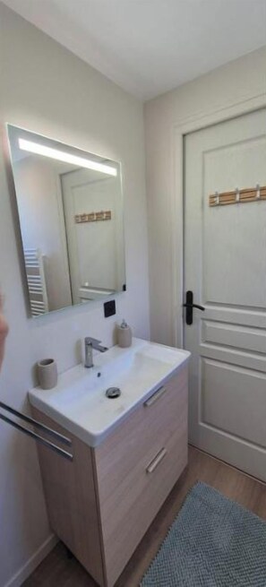 Bathroom - Vrbo Property (Normandie)