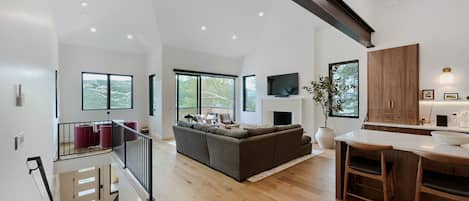 Casa, 4 habitaciones | Zona de estar | Una Smart TV