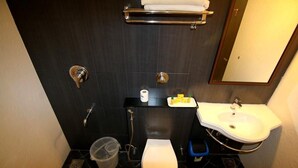 Chambre Double Deluxe | Salle de bain | Articles de toilette gratuits, serviettes fournies, savon, shampoing