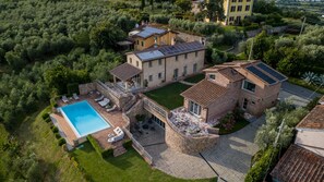 A large house with a swimming pool, solar panels, and a well-maintained garden. - Villa Altavista in Montecarlo (Montecarlo)