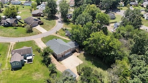 A residential area with houses, a driveway, and a large tree. - 4BR Gameday Home + Separate Guest Suite (Tuscaloosa)