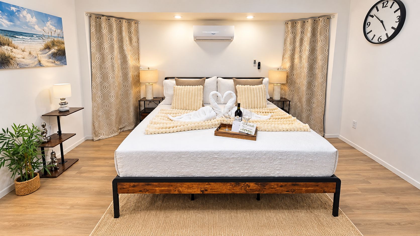 Een netjes ingerichte slaapkamer met een bed, nachtkastjes, een klok en een wandairconditioner.