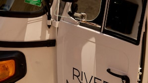 Un vehículo con una puerta que indica 'RIVER MARKET Hotel'.