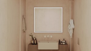 Une petite salle de bain comprenant un lavabo, un miroir et des toilettes.