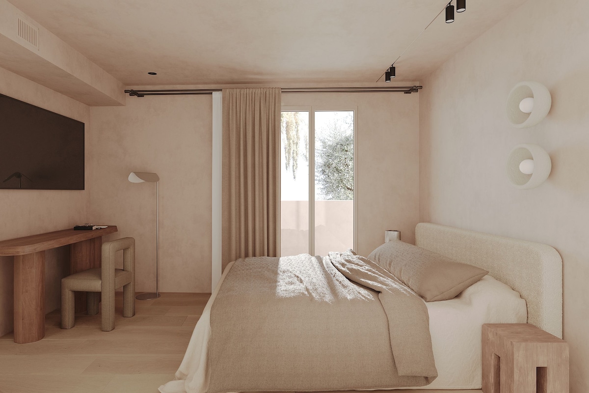 Une chambre à coucher comprenant un lit, un bureau, une chaise, une fenêtre avec des rideaux et un luminaire fixé au mur.