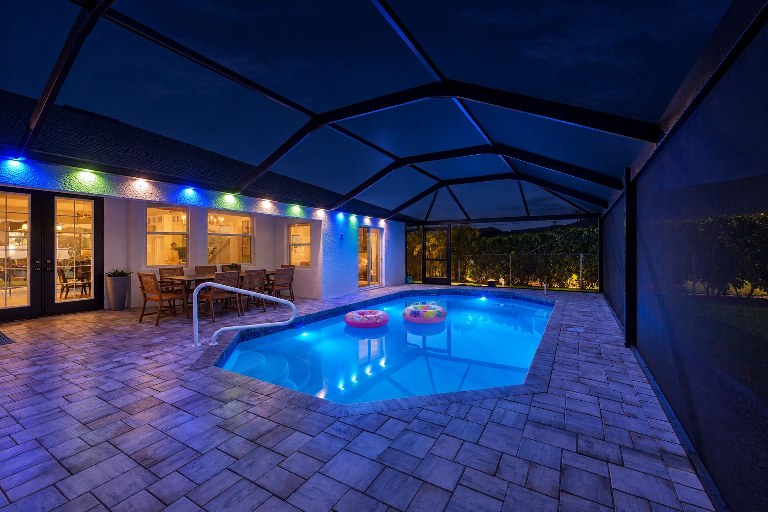 Piscina externa com área de estar coberta, um espaço de descanso e vista para a paisagem ao redor.