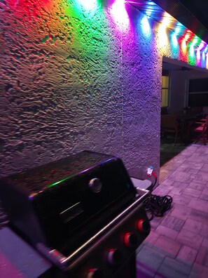 Eine strukturierte Wand mit Grill und Steckdose.