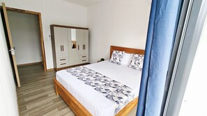 Tabla de planchar con plancha, wifi gratis y ropa de cama 