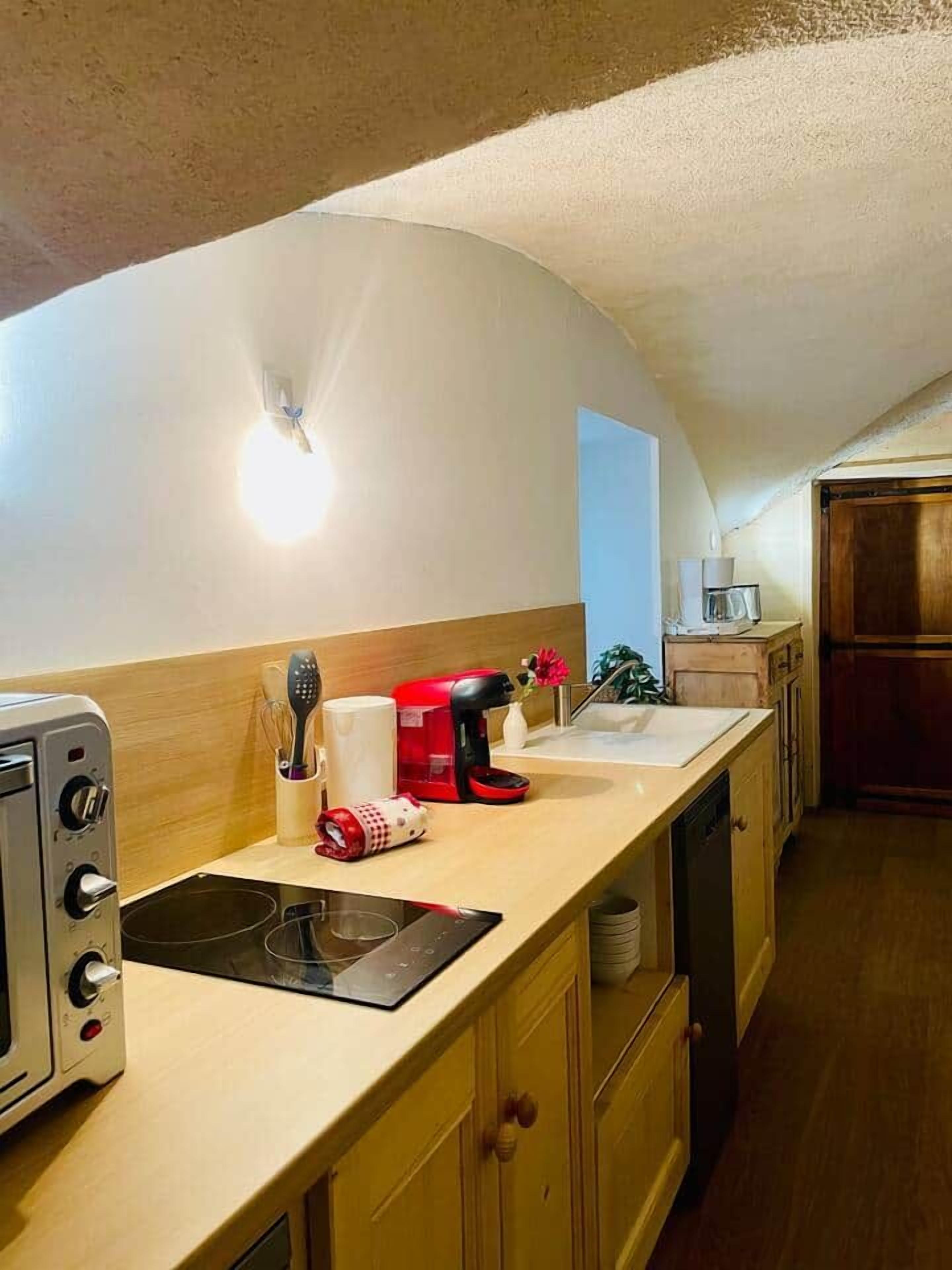 Coffee/tea maker, fridge, microwave, oven
