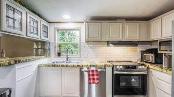 House, 2 Bedrooms, Garden View | Private kitchen