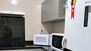 Coffee/tea maker, fridge, microwave, oven -  APTO  CENTRAL PARA PASSEIO, A TRABALHO,  VISITAR FAMILIARES EM  STA CRUZ DO SUL (Santa Cruz do Sul)