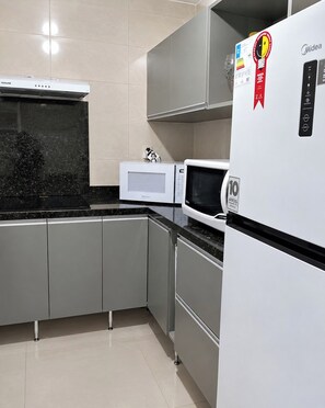 Cafetera/tetera, refrigerador, microondas, horno