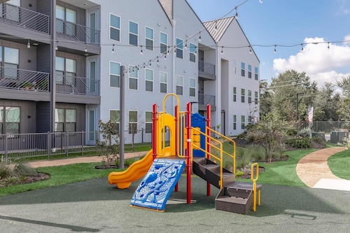 Landing Amazing 1BD in Sunnyside