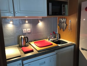 Coffee/tea maker, fridge, microwave, oven - Great Apartment Next to the Ski Lift (Saint-Gervais-les-Bains)