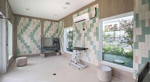 Ein modernes Badezimmer mit mosaikverkleideter Wand, einer separaten Dusche, einem Fenster mit Aussicht und einer eingebauten Klimaanlage.