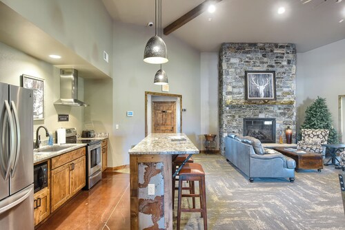 Single Level Property, All King Suites! Access to Community Clubhouse & Pools
