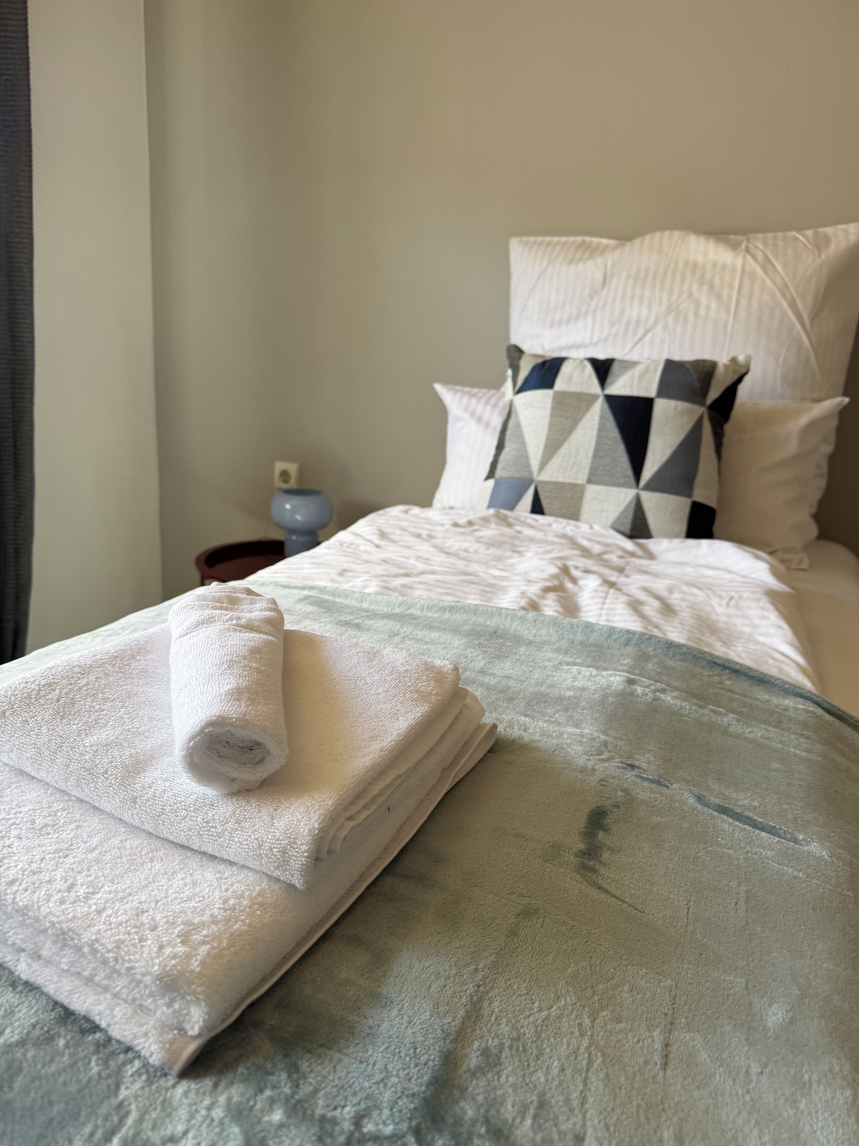 Iron/ironing board, WiFi, bed sheets