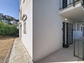 A residential building with a gated entrance, a balcony, and a visible satellite dish. - SANTA CATALINA Rosas / Roses – INTERimmo (Rosas / Roses)
